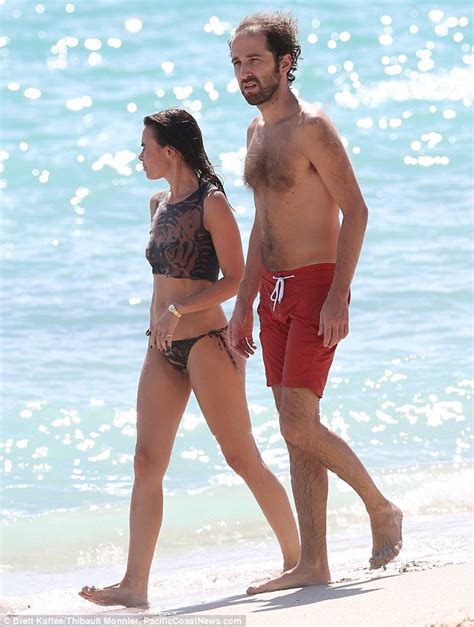 Daft punk's thomas bangalter walks on the beach in miami on october 12, 2013. Daft Punk's Thomas Bangalter hits the beach with wife ...