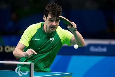 Juego de tenis de mesa paralímpico. Brasileiro Israel Stroh é prata no tênis de mesa ...