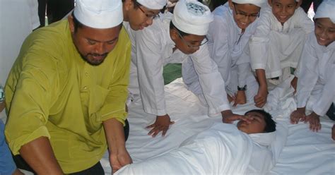 Hal ini merupakan perbedaan salat gaib dengan salat jenazah. Tata Cara Mengkafani Jenazah yang Benar