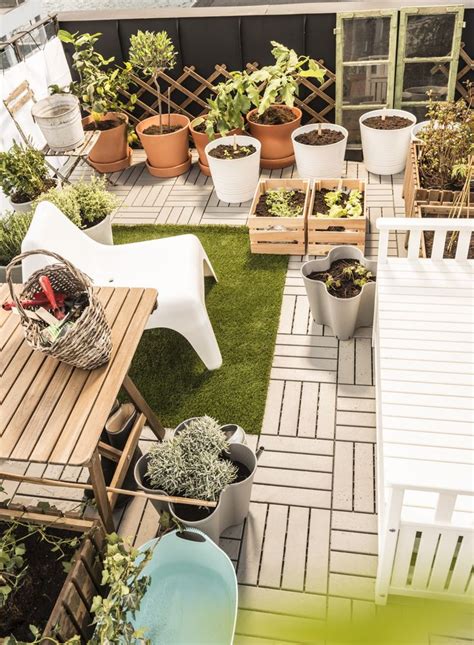 Decking boards is an instant way to upgrade any outdoor space and create an area for lounging and dining. MUSKOT Sierpot, wit, 9 cm - IKEA | Buiten vloeren, Achtertuin patio, Daktuinen