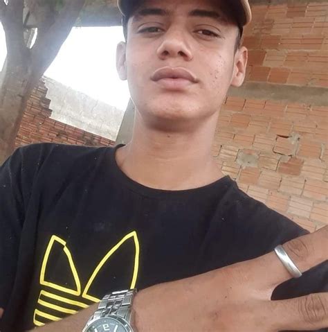 Uma jovem de 23 anos foi atingida por um disparo acidental de espingarda ao manusear a arma, na noite desse domingo (18), no córrego grande, zona rural de orizânia. Jovem morre após ter cabeça atingida por disparos de arma ...