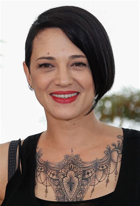 The actress, director, model, novelist, and journalist, adds musician to her resume. Asia Argento acusa o realizador Rob Cohen de agressão sexual