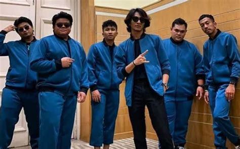 Kumpulan pop rock popular floor 88 mencatat sejarah tersendiri apabila dipilih sebagai ikon antidadah tahun 2020 oleh agensi anti dadah menerusi laman sosial twitter, seorang pengguna berkongsi momen ketika pelancaran bulan anti dadah kebangsaan 2020 yang dirasmikan oleh perdana. Lancar Single Terbaru, Floor 88 Dilantik Ikon Anti Dadah ...