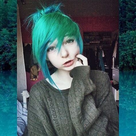 Make your hair look messy and like you just rolled out of bed. Pin by ree 🌹 on lefabulouskilljoy | Short emo hair, Emo ...