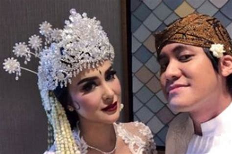 Kevin aprilio dan vicy sebelumnya telah berpacaran selama lima tahun. Vicy Melanie dan Kevin Aprilio Jadi Pengantin Baru