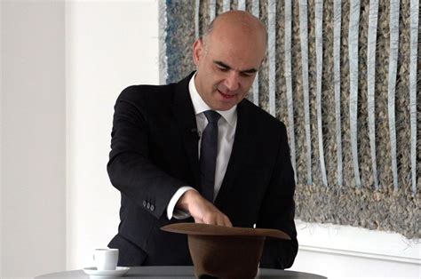 Bundesrat alain berset vorsteher des eidgenössischen. Bundesrat Alain Berset im Hut-Interview zur Altersvorsorge ...