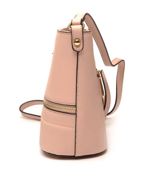 Nos cabas existent en petit ou grand format avec compartiments volumineux et le sac cabas pour femme est devenu un accessoire incontournable dans notre vie active. Petit sac bandoulière rose pale pas cher