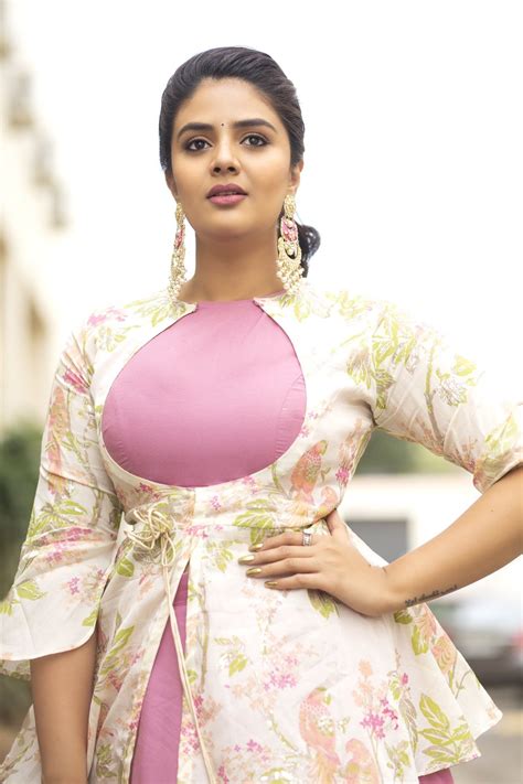 Anushka shetty's original name is sweety shetty.she changed her name to anushka shetty.she is one fo the leading actress in telugu film industry currently.she was born on 7 november 1981 in mangaluru,karnataka. Pin by super rani on Sreemukhi in 2020 | Movie photo ...