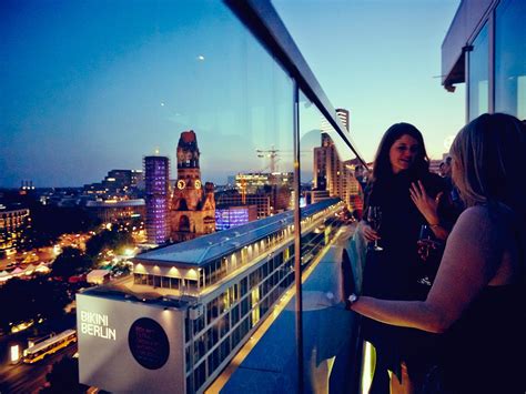 Da wir nur einen cocktail trinken wollten und die aussicht genießen wollten, haben wir uns auf die dachterrasse der bar gesetzt und zu den. Monkey Bar im 25hours Hotel Bikini Berlin