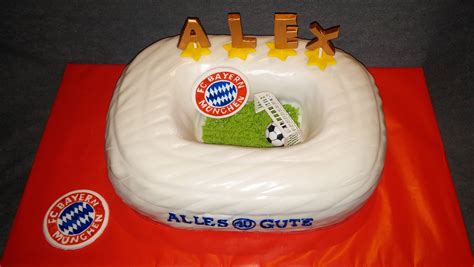 Widely known for its exterior of inflated etfe plastic panels, it is the first stadium in the world with a full colour changing exterior. Allianz Arena Torte | Backelfe.de