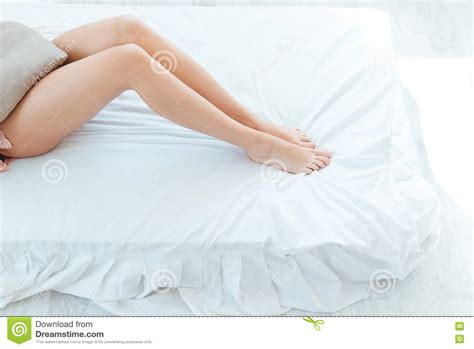 Bei mir war es frau nackt im bett, um weniger als ein paar regale unterzuziehen. Schöne Beine Der Frau Liegend Im Bett Stockbild - Bild von ...