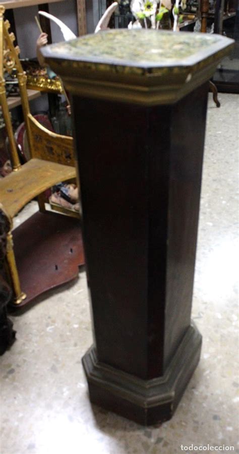 En arquitectura, se denomina pedestal al soporte prismático destinado a sostener otro soporte mayor, conformando la parte inferior de una columna. columna pedestal de madera para escultura, de f - Comprar ...