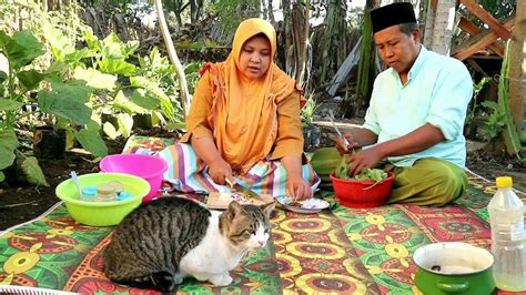 Campur semua cabe, bawang, irisan daun jeruk, terasi, garam dan gula bejeg2 atau uleg kasar tambahkan minyak bekas goreng ikan dan kucuri jeruk nipis aduk rata koreksi rasa hingga pas. Resep tumis daun labu +ikan asin kakap telur dadar sambal ...