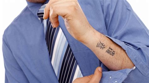 I modelli di tatuaggi uomo del momento sembrano essere ufficialmente esplosi, ma è difficile districarsi tra centinaia di tattoo senza praticamente sapere quale di questi scegliere. Tatuaggi piccoli uomo: i più diffusi e significato ...