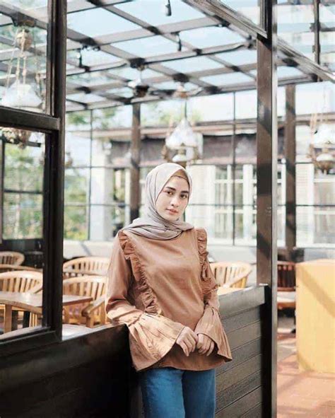 Maybe you would like to learn more about one of these? 10 Ide Padu Padan Warna Jilbab yang Cocok untuk Baju Coklat