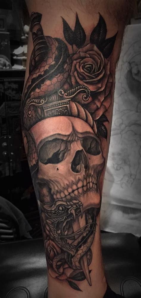 Le tatouage de tête de mort est très représenté parmi les motifs de tatouages old school. Tatouage Tête de mort Japonais sur Molet pour Homme