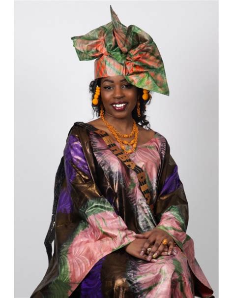 Le bazin africain à base de coton est teinté artisanalement pour devenir un tissu damassé caractérisé par la raideur et une éclatante brillance. modèle couture bazin femme 16