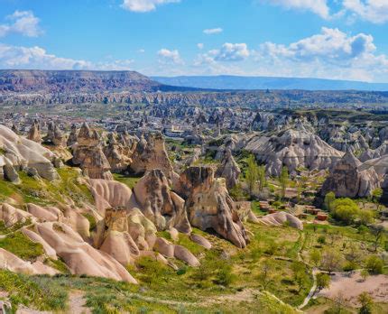 Aksaray, nevsehir, nigde les terres de la cappadoce tapissées de formations volcaniques surprenantes offrent des paysages. Merveilles de Turquie : Istanbul et la Cappadoce | Carpe ...