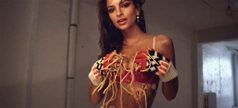 Emily o'hara ratajkowski was born in london, england, to american parents, kathleen (balgley), a professor, and john david ratajkowski, a painter. De meest sexy gifjes van Emily Ratajkowski | MAN MAN