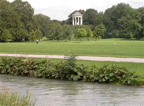 Der garten ist sehr groß und können sie zu fuß den ganzen tag spazieren und entdecken mehr und mehr neue idyllischen stellen. Nacktbaden an der Schönfeldwiese im Englischen Garten in ...