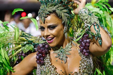 A atriz e modelo viviane araújo foi anunciada como nova rainha de bateria da união imperial para 2020. Mancha Verde no Carnaval 2015 - BOL Fotos - BOL Fotos