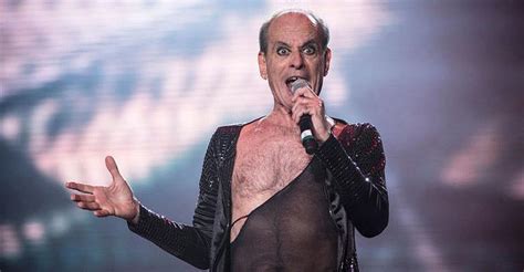 Le gustaba el teatro y cantaba ocasionalmente, pero llegó a trabajar en el laboratorio de anatomía patológica del hospital de base de brasília, invitado por su primo. Aos 77 anos, Ney Matogrosso nada nu e impressiona fãs ...