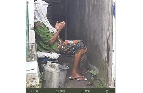 Berawal dari foto selfie bersama teman sekolahnya, miché solomon, seorang perempuan asal cape town. Khusyuk Berdoa di Lorong Sempit, Potret Perempuan Sepuh ...