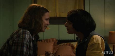 Added 5 years ago by nannie in action gifs source: "Stranger Things": 7 perguntas que a quarta temporada precisa responder - Purebreak
