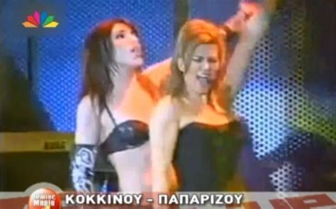 Η έλενα παπαρίζου, εκπροσώπησε το 2005 την χώρα μας στην eurovision και κατάφερε να είχε βρεθεί στην eurovισιον to 2001, με το συγκρότημα antique και είχαν κατακτήσει την 3η θέση. Ντουέτο Κοκκίνου - Παπαρίζου πίσω στο 2001 | Zappit