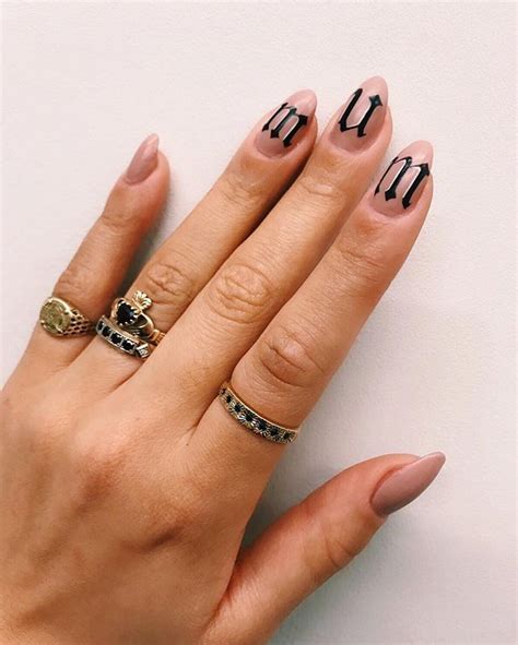 Want longer nails without the wait? Santa mani 🎅 Tip for short nails this Christmas, parallel ...