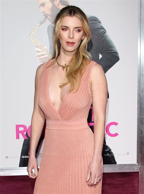 She is an actress, known for the hunt (2020), isn't it romantic (2019) and glow (2017). Betty Gilpin - 