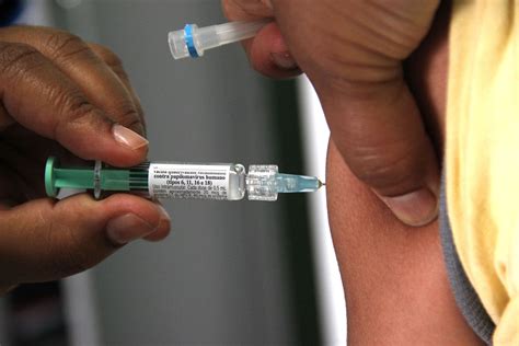 A segunda dose deve ser administrada pelo menos um mês após a primeira dose e a terceira as três doses devem ser administradas no período de 1 ano. _terceira_dose_da_vacina_hpv_0 - Nossa Vitória de Santo Antão