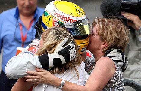 Our lewis hamilton biography tells you facts about his childhood story, early life, parents, family, girlfriends/wife to be, lifestyle, net worth and personal life. Carmen Larbalestier e Nicola Lockhart | Famosos - Cultura Mix