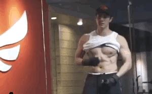 王力宏最新肌肉大片，自嘲健身苦练只为了让娇妻抬头看一眼自己!_身材