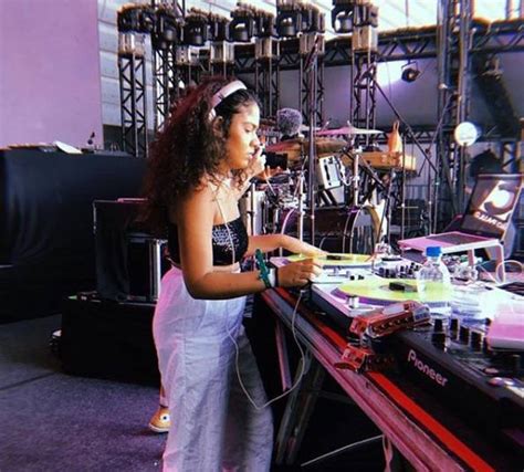 Puppy sierna, dj percy, sophie blue — dopamina 04:07. A DJ Sophia tocando em um festival de hip hop. Foto ...