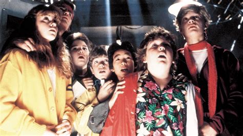 I signorini del club del golf hanno dato lo sfratto alle loro famiglie per radere al suolo il quartiere e costruire nuovi, esclusivi. I Goonies Download Altadefinizione - The Goonies wiki ...