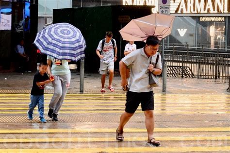 ►三號風球仍然生效。 清晨前改發較高風球機會不大。 預測本澳風力將會增強。 在 00 時強烈熱帶風暴 查帕卡 (2107) 集結在本澳西南約 150 公里，大致趨向廣東西岸。 由於橋上風力間中達到強風程度及有陣風，呼籲駕駛人士注意行車安全. 香港天文台：三號風球生效 明早或改發八號風球｜大紀元時報 香港｜獨立敢言的良心媒體