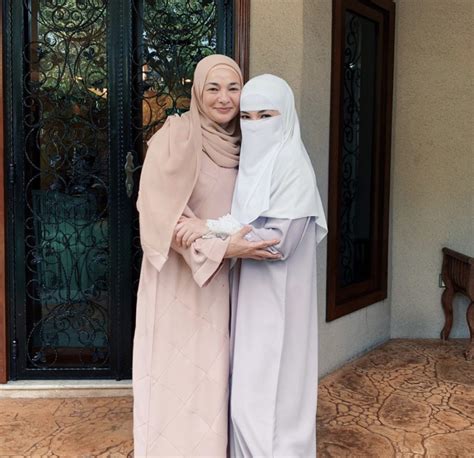 Malah pada hari ini, di ig story neelofa dan kakaknya, noor nabila turut memberi 'hint' bahawa mereka sedang menerima tetamu 'istimewa' di rumah. Tahniah, Neelofa dan Pu Riz bakal disatukan Mac tahun ...