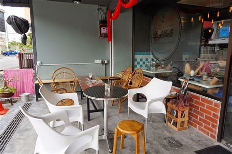 Cafe tarya cafe tarya, jalan ibrahim adji, kec. YUNA ♥: The LightBulb Cafe @ Jalan Zainal Abiddin ...