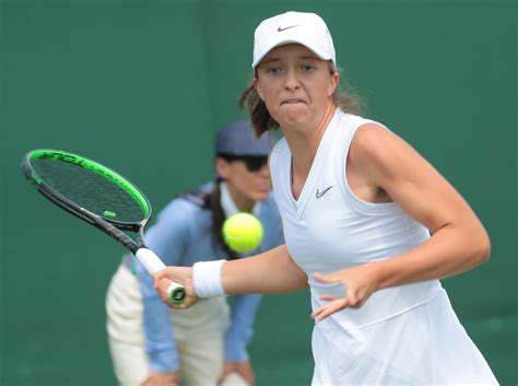 Jak każdy rodzic życzę swojemu dziecku sukcesów i na pewno takie dni są dla mnie piękne i szczęśliwe. Wimbledon. Iga Świątek: Przez cały mecz byłam uśpiona ...