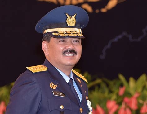 Panglima tni marsekal hadi tjahjanto memerintahkan jajarannya untuk mengerahkan prajurit dan alutsista dalam rangka membantu korban bencana alam… Mutasi TNI, Puluhan Jenderal Bergeser Posisi - MalukuTerkini.com