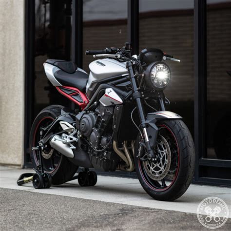 Dépouillée au maximum, la xsr900 est quelque peu défigurée par les durits du frein avant (tressés sur la triumph) et le vilain toron de câbles électriques qui passent spécifique à la xsr900, le réservoir poli est surmonté d'un habillage asymétrique orné de jolies vis et d'un bouchon décalé sur la droite. XSR900 7 inch Headlight Conversion • MOTODEMIC