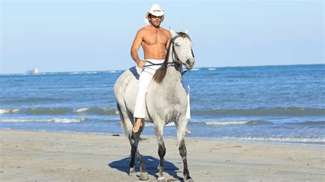 Tatlong magkakapatid ay determinadong makakuha ng hustisya. Fotos: Arturo y Sofía hacen el amor en la playa en Tierra ...