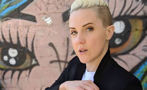 Her childhood was not very easy as her mother had a mental disorder. Early YouTube Author Hannah Hart Returns To Form With ...