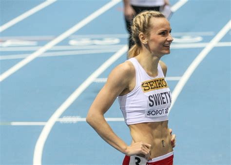Competitors run once around a 400m track. Justyna Święty: "Uwielbiam naleśniki z bananami i ...