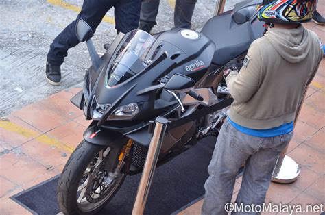 Aprilia rsv4 bike has v4 cylinder,4 stroke engine with 999 cc displacement, it has 81 x 52.3 mm bore & strokes and compression ratio is 13.6:1. 2019-aprilia-rsv4-1100-factory-launch-malaysia-price-27 ...