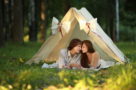 Check out the romantic camping ideas, and make your one! Romantic Camping Date Ideas - Camping for Women
