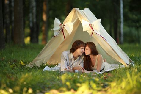 Check out the romantic camping ideas, and make your one! Romantic Camping Date Ideas - Camping for Women