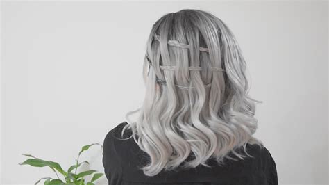 Se i capelli sono molto corti dovrò lavorare in modo tale che si crei una sorta di misura per dare massima definizione alla testa cercando di favorire la in caso di taglio medio bisogna calibrare i volumi aiutandosi anche con lo styling. 2 Acconciature laterali per capelli medio-corti