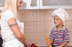 moeder zoon glimlachende keuken helping helpen thuiswerk